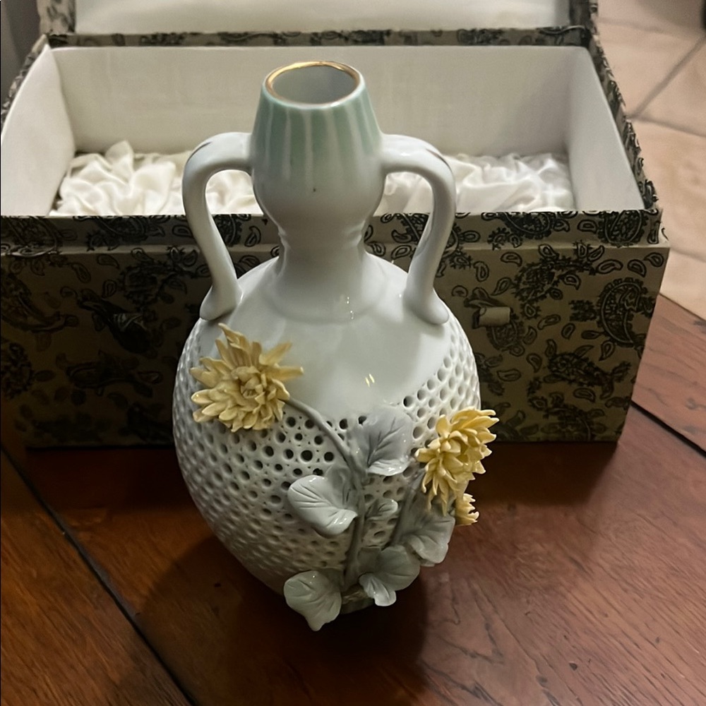 B New shipping storage case bx vintage Elegant white green Floral Porcelain Vase